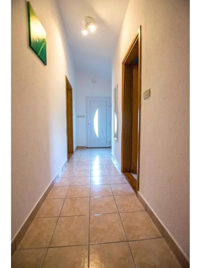 Apartment In Starigrad-Paklenica 6881 スタリグラード